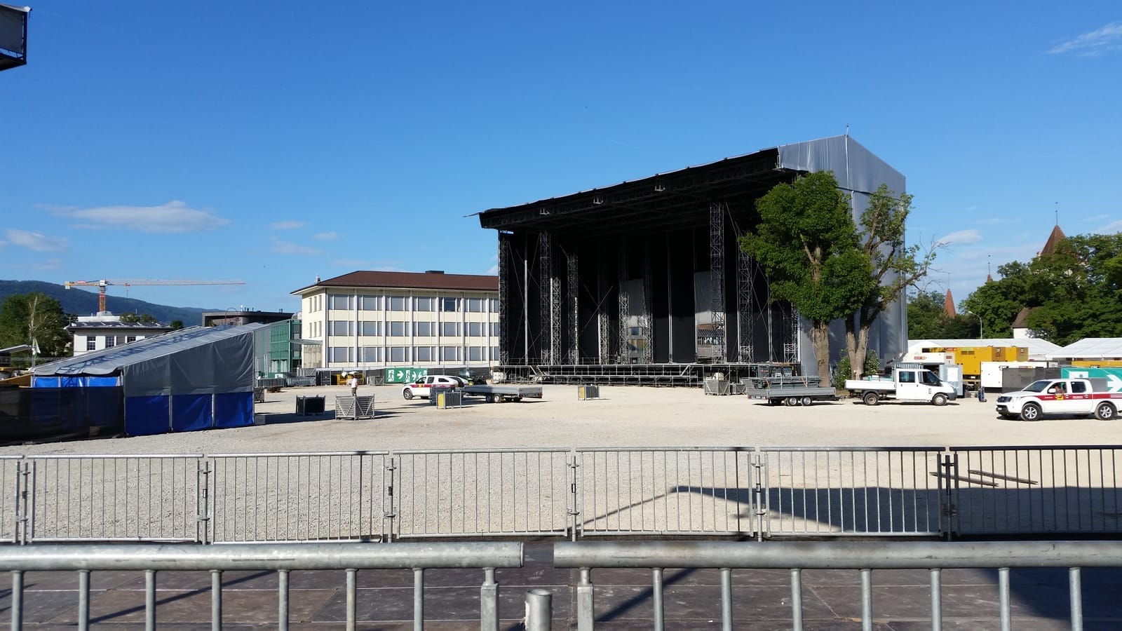 Ομάδα που εγκαθιστά εμπόδια