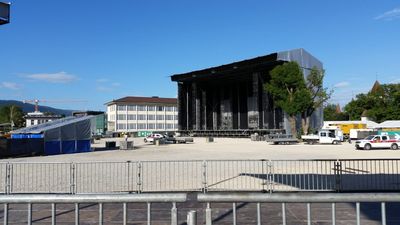 Team montiert Absperrungen