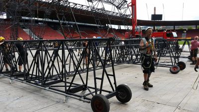 Montage auf Bühnenplattform