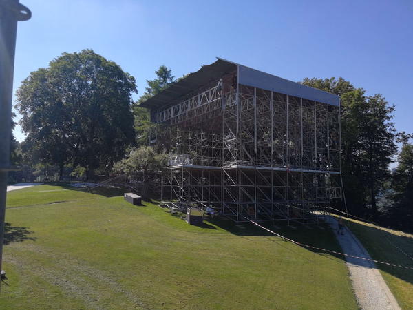 Bühnenkonstruktion vor Bergkulisse