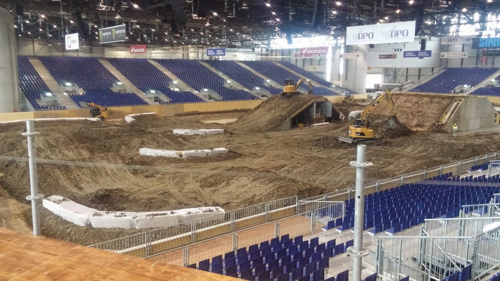 Πλέγμα μεταλλικών δοκών από ψηλά